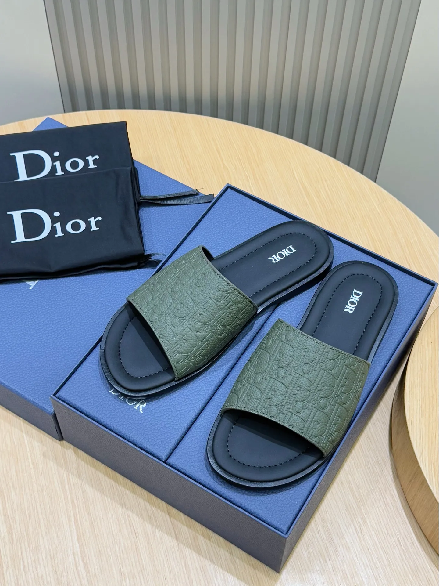 Men's Men's Shoes 💰320 [New Style] 🐝🐝Dior Alias ​​men's leather slippers. This Alias ​​sandal is a new summer product, showing a casual and elegant style. Carefully crafted from grained cow leather and Oblique printed fabric, with cowhide lining! Cross-strap design with metal-clad brass CD Diamond logo. The imported cowhide leather and rubber sole adds sophistication and comfort, while Oblique print-effect anti-slip panels add style. Size: 39-44 (customized at 38.45)